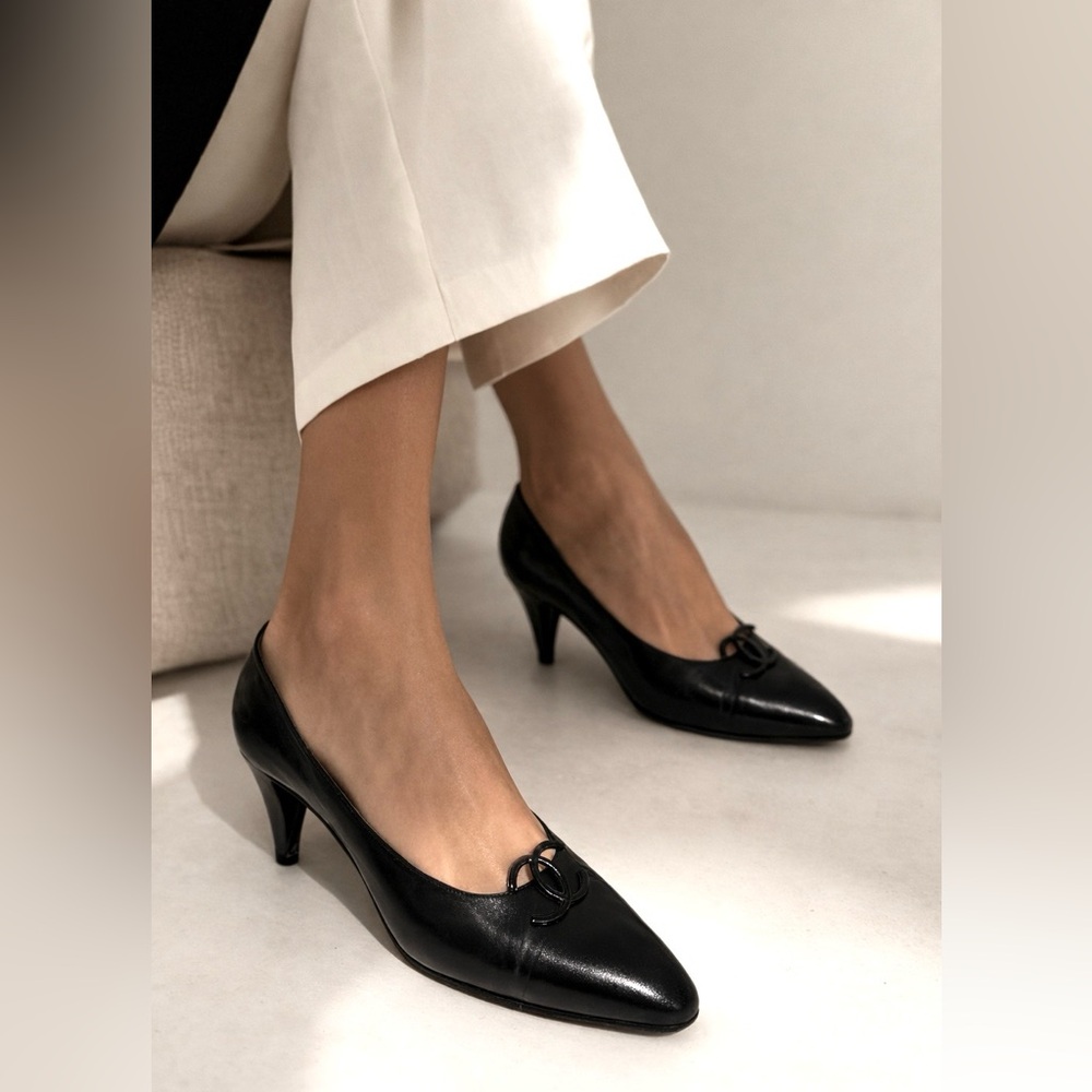 Chanel CC Logo Pumps Black Leather Size 38 w/ Original Box Vintage Heels